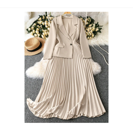 فستان بتصميم بدلة نسائية